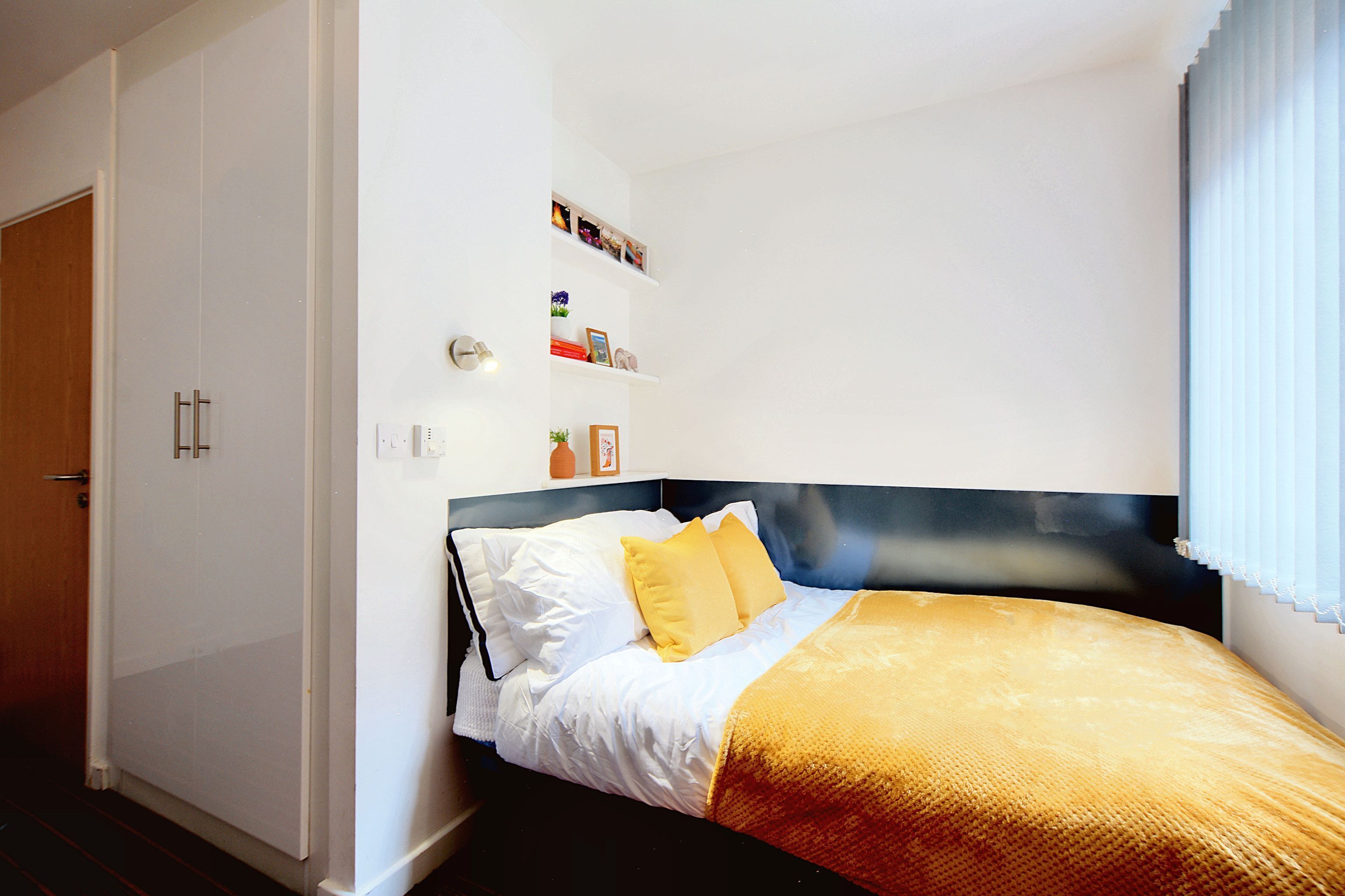 3 Bed Apartment Silver - room